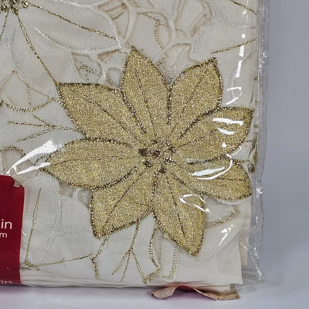 Bed Bath & Beyond Christmas Spirit Gold Tablecloth 60x84 Oval Ivory Poinsettia